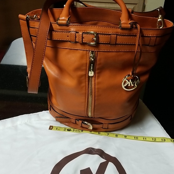 Michael Kors Bucket - Picture 11 of 16